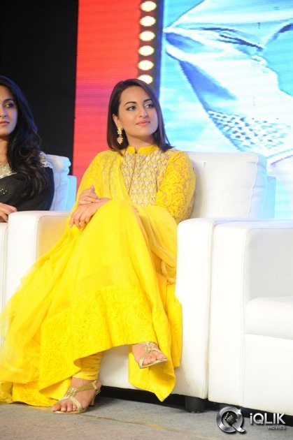 Sonakshi-Sinha-at-Lingaa-Movie-Audio-Success-Meet